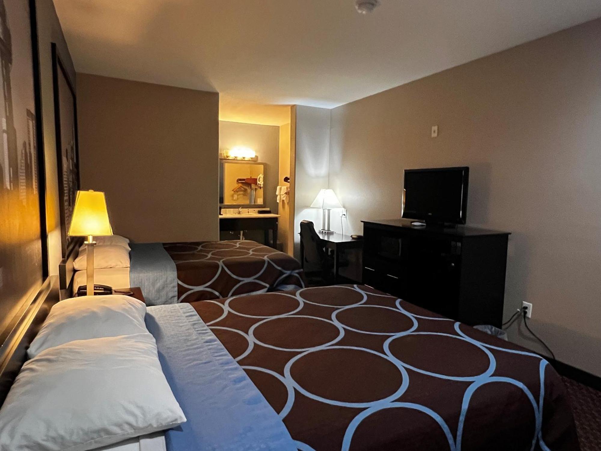 Super 8 By Wyndham Center