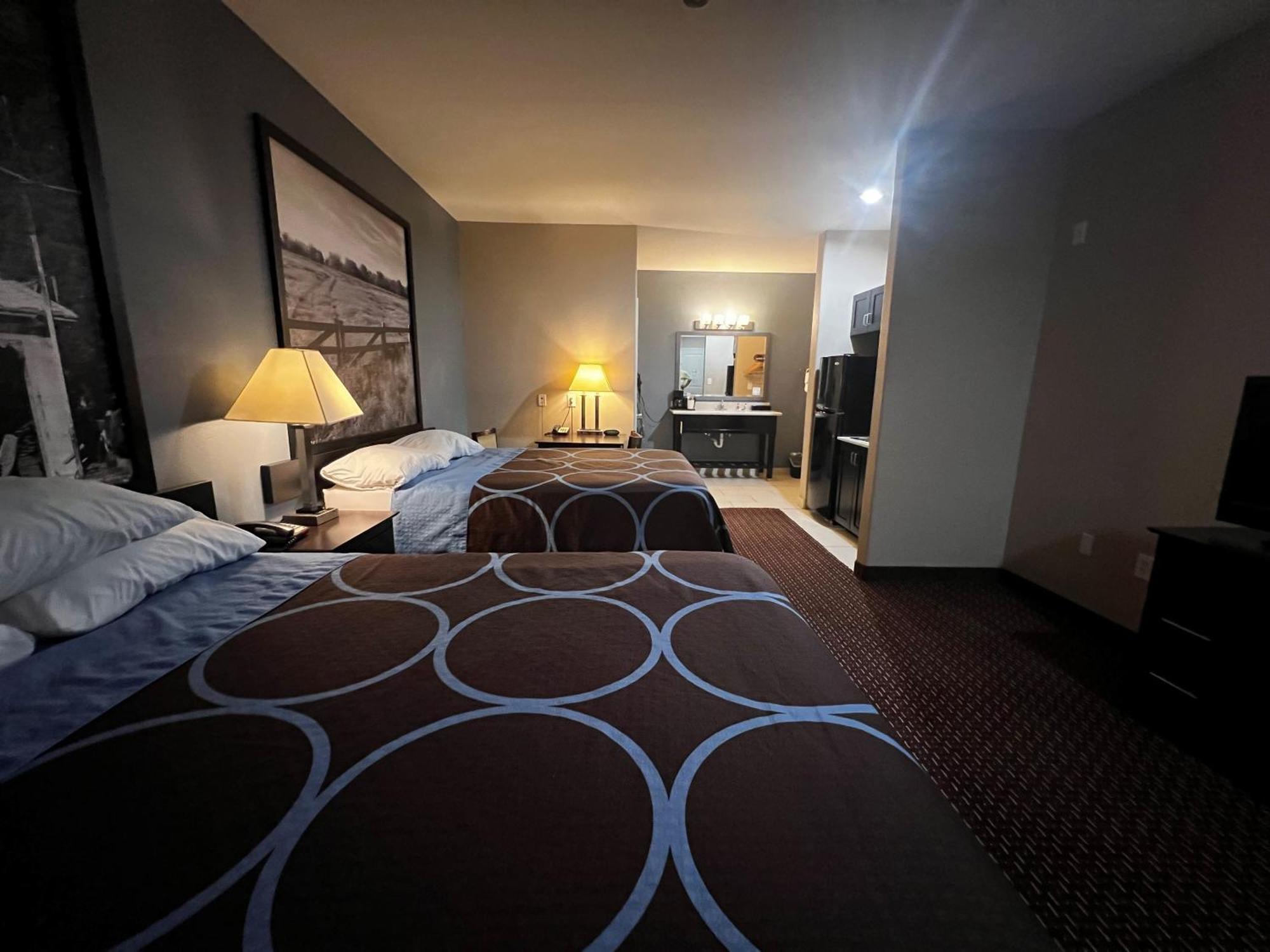 Super 8 By Wyndham Motel Center